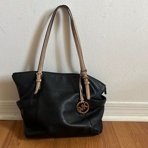 Everyday casual purse soft leather normal use.Original brands. Great price👜 💵